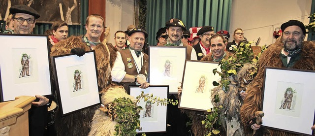 Die sechs Grndungsmitglieder der Wild...ichnungen als Dank fr ihr Engagement.  | Foto: Karin Hei