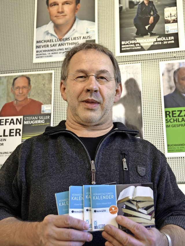 Irimbert Kastl mit den druckfrischen Programmen   | Foto: SENF