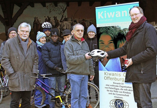 Untersttzung fr die Fahrradwerkstatt...efer, Patrick Schaub und Snke Weidt.   | Foto: Klaus Klinkler