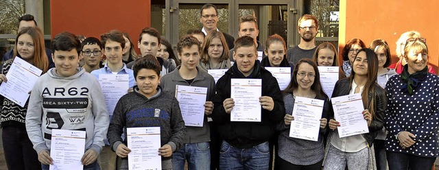 Stolz prsentieren die Jugendlichen ih...iterin der Wiesentalschule  (rechts).   | Foto: Edgar Steinfelder