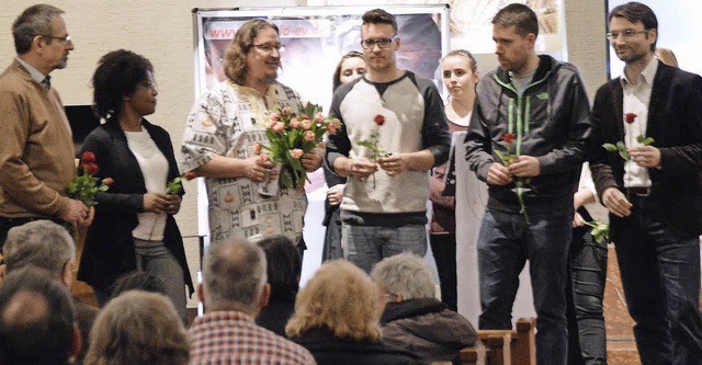 Blumen fr den Vorsitzenden: Klaus Ble...del, Dieter Mehlin und Friedemann Ries  | Foto: Horatio Gollin