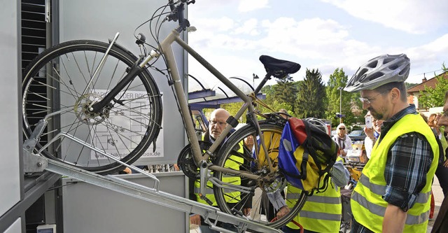 Fahrrad statt Auto: Der Pendlerfonds f... den Bahnhfen in Grenzach und Wyhlen.  | Foto: Martin Eckert