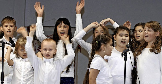 Der Kinderchor Raduga ist beim Fest zu...den auch Lieder aus der alten Heimat.   | Foto: heidi fssel