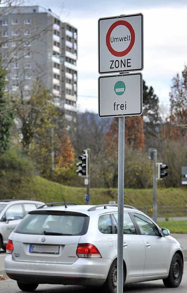 Von der Freiburger  Umweltzone ist ausgerechnet die B31 ausgenommen.   | Foto: Michael Bamberger