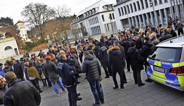 Auflauf nach einer Falschmeldung: Die ... Sptaussiedlern auf dem Rathausplatz.  | Foto: CHR. kramberg