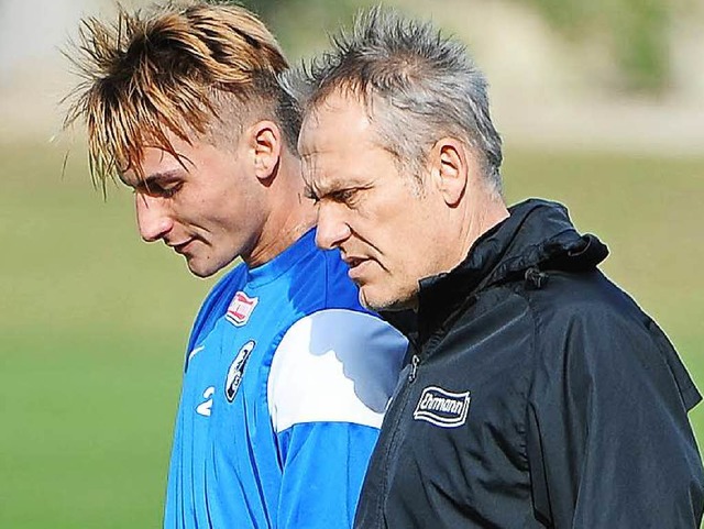 SC-Trainer Christian Streich (rechts) ... Verletzung nicht ganz so schlimm ist.  | Foto: Keller