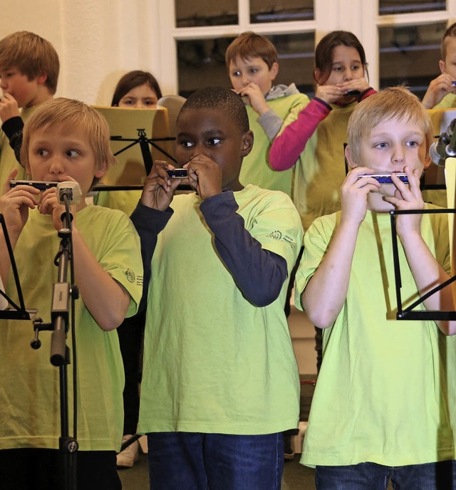 Die Ode an die Freude auf der Mundharm... klappt bei den Grundschlern bestens.  | Foto: Dagmar Barber