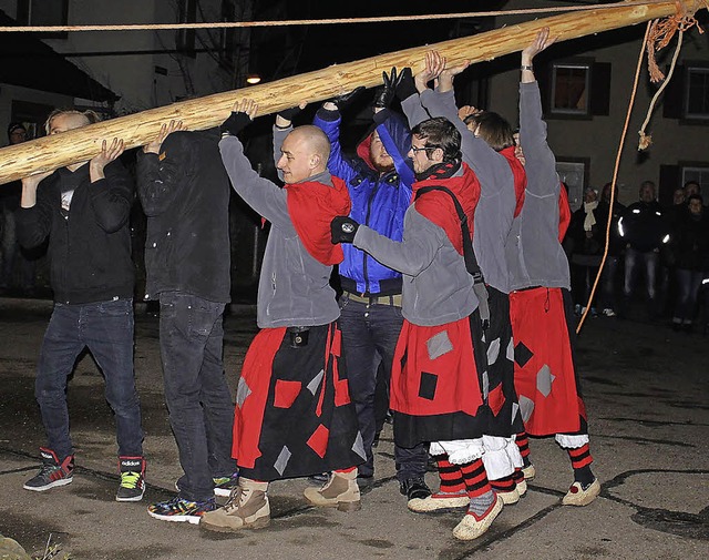 Hexen halfen den Guggemusiker beim Stellen des Guggebaumes  | Foto: Mutz