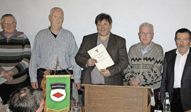 Urkunden und Ehrennadeln fr langjhri...thold Schmitz (rechts) entgegennehmen.  | Foto: Walter Bronner