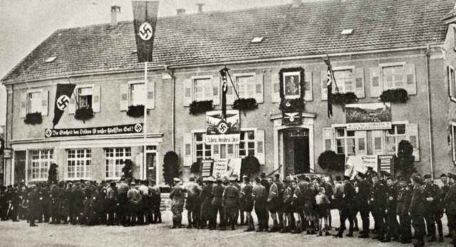 Ein Aufmarsch vor dem damaligen Rathau...er Kundgebung Mitte der 1930er-Jahre.   | Foto: Repro: Nikolaus Trenz/ Quelle: Chronik Brombach