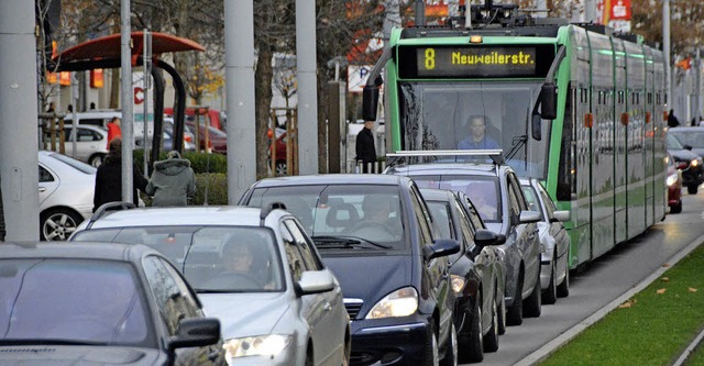 Das soll knftig vermieden werden: Tram im Stau in Friedlingen   | Foto: Lauber