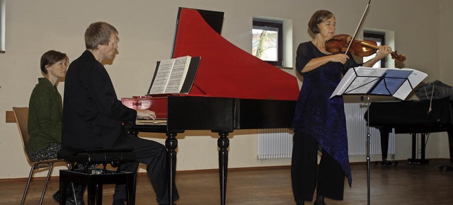 Annette Schmidt (Barockviola) und Enno... Sebastian Bach im Saal Am Bruckwald.   | Foto: Hildegard Karig