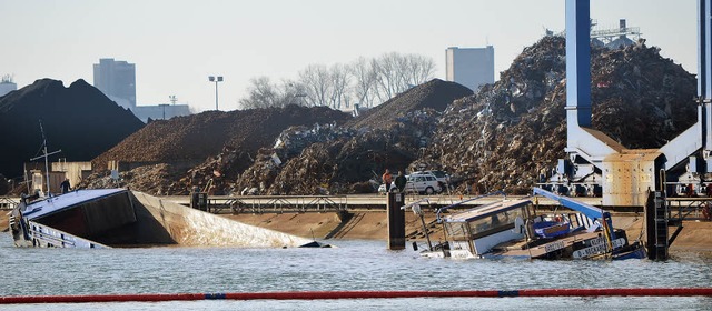Warum das Lastschiff zerbrochen ist, i...e Wasserschutzpolizei Kehl ermittelt.   | Foto: Julia Trauden /Stadt Kehl