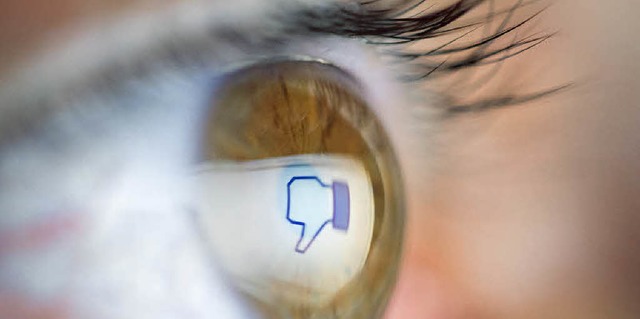 Die sozialen Netzwerke  im Blick: Jede...rtung ist lngst nicht allen bewusst.   | Foto: dpa