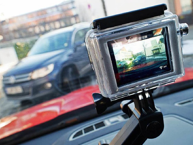 Mit einer Dashcam lsst der vorausfahrende Verkehr in guter Auflsung filmen.   | Foto: dpa