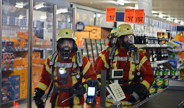 Die Messgruppe der Feuerwehr untersucht den Lidl-Markt.  | Foto: Martin Eckert