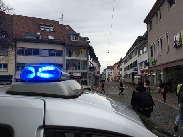 Die Polizei hat das Gebiet abgesperrt.  | Foto: Konstantin Grlich
