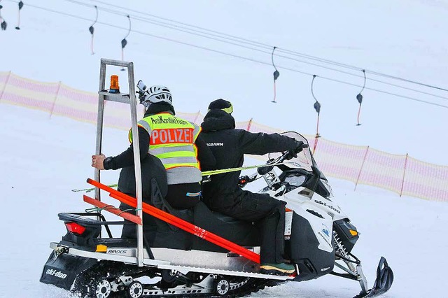 Mit dem Skidoo an den Ort, wo sich er tdliche Skiunfall am Sonntag ereignete.   | Foto: Joachim Hahne