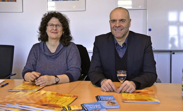 Caroline Wenkert und Tobias Meinen stellen das neue Programm der VHS vor.   | Foto: Felix Lieschke