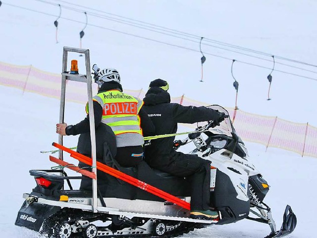 Mit dem Skidoo zur Unfallstelle am Seebuck unterwegs.   | Foto: Joachim Hahne