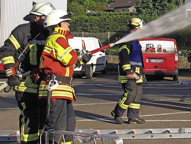 Die Feuerwehr probt schon mchtig fr das nchst hhere Leistungsabzeichen.   | Foto: Jutta Schtz
