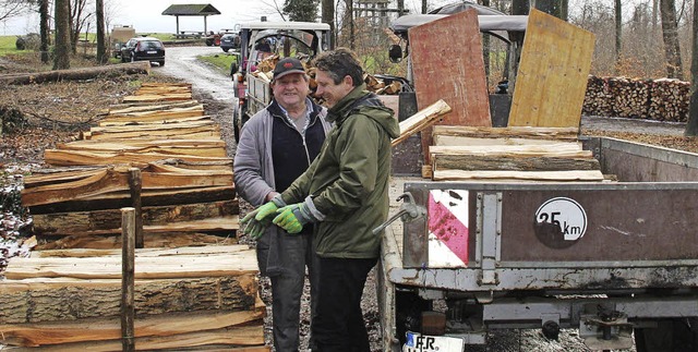 Gleich im Anschluss an die Versteigeru...nnte das Holz abtransportiert werden.   | Foto: Horst David