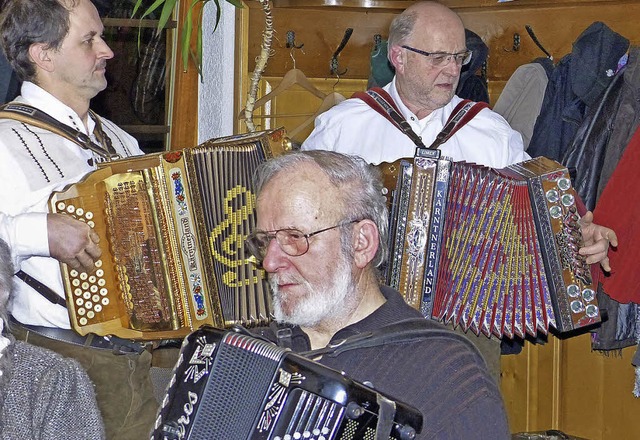 Alfred Herr (ganz rechts) mit zwei weiteren Musikanten  | Foto: Barbara Odrich-Rees