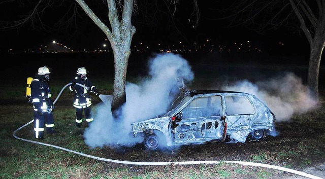 Die Feuerwehren aus Lahr und Kippenhei...llig ausgebrannten Peugeot-Kleinwagen.  | Foto: WOLFGANG KUENSTLE               