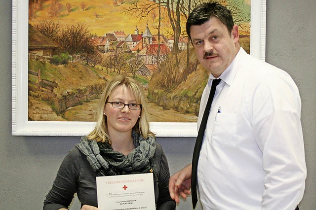 Sabine Weniger erhlt von Ortsvorstehe...g fr ihr rundes Blutspende-Jubilum.   | Foto: Gerd Sutter