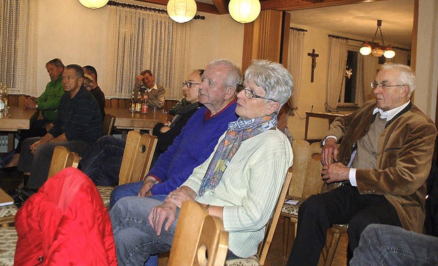 Einige interessierte Brger kamen am D...tholischen Pfarrsaal in Schwrstadt.    | Foto: HildegarD Siebold