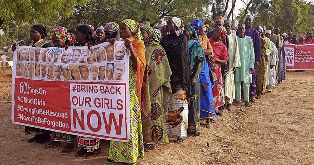 Verzweifelte Eltern in Nigeria, deren ...Ihr Schicksal ist bis heute ungewiss.   | Foto: afp