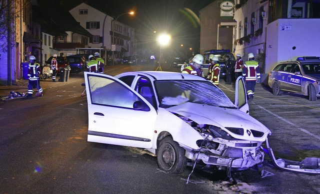 Nur noch Schrott war das Auto mit fran...empo   zwei andere Autos  demolierte.   | Foto: Martin Eckert