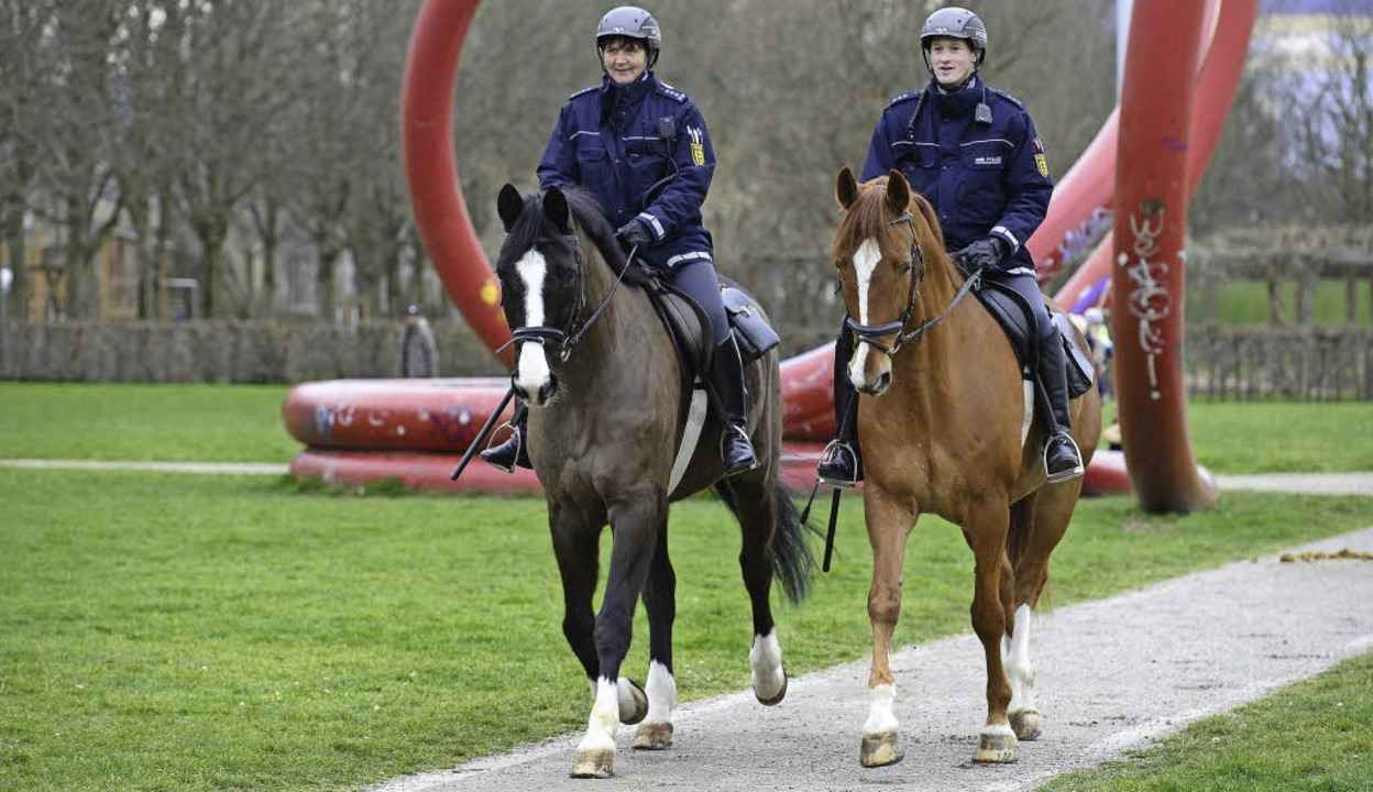 Garmund (links)  mit Patrizia Hartl  u...n Moch  bei der Streifenritt-Premiere   | Foto: Ingo Schneider