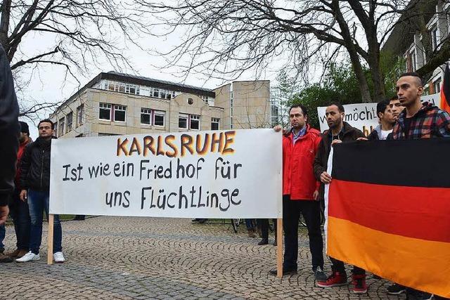 Frustrierte Flüchtlinge demonstrieren vor Landratsamt