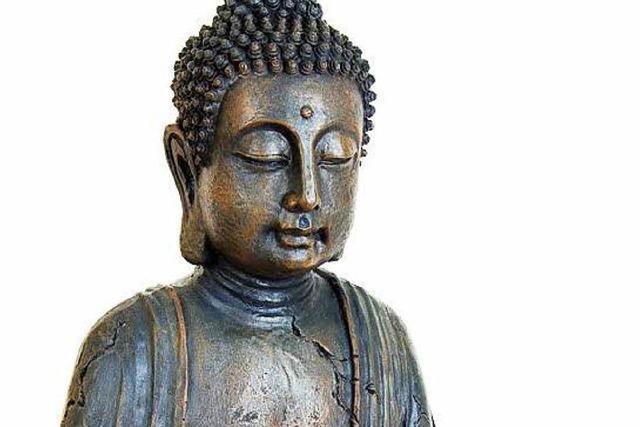 Buddha-Statue wirbelt bayerischen Friedhof auf