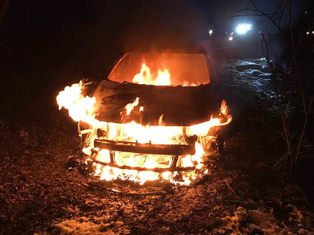 Vllig ausgbebrannt ist ein VW Passat im Rotzler Wald.  | Foto: Feuerwehr