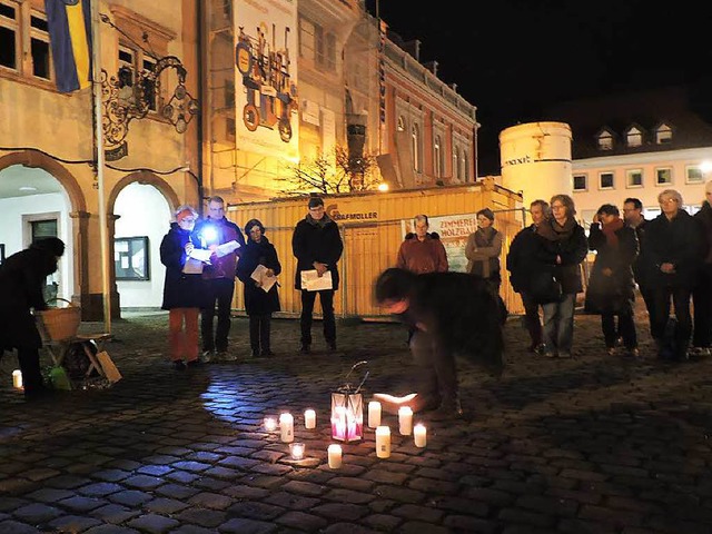 Kerzen fr die Opfer des Holocaust in ...enktag auf dem Waldkircher Marktplatz.  | Foto: Sylvia Sredniawa