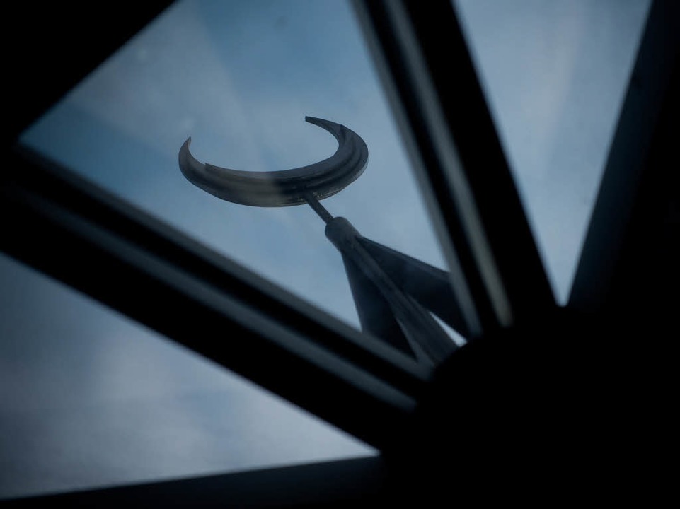Ein Halbmond ist durch eine Glaskuppel...ch einer Moschee in Hannover zu sehen.  | Foto: Peter Steffen