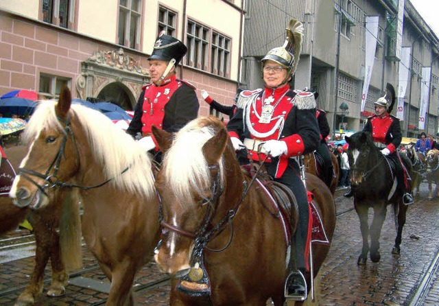 Immer am Beginn des Umzuges zum Rosenm...indet man das historische Reitercorps.  | Foto: Hans Sigmund