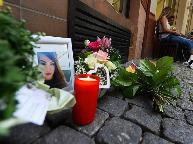 Mit Blumen und Kerzen erinnerten Mensc...von ihrem Stiefvater erschossen wurde.  | Foto: Rita Eggstein