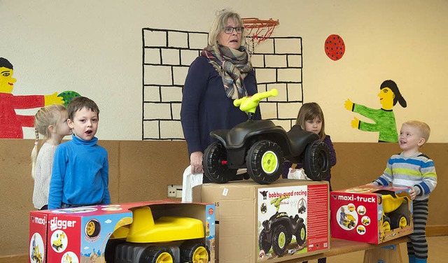 Spielgerte berreichte Inge Hitschler...ve an den Kindergarten Kppelematten.   | Foto: Volker Mnch