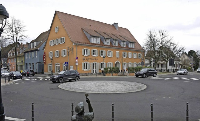 Der Bau des Kreisverkehrs soll dem Caf... Bckerei Schweikert geschadet haben.   | Foto: Volker Mnch