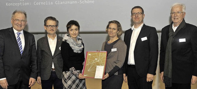 Preis fr Design-Kalender(von links): ...Vorstand Graphischer Klub Stuttgart).   | Foto: zvg