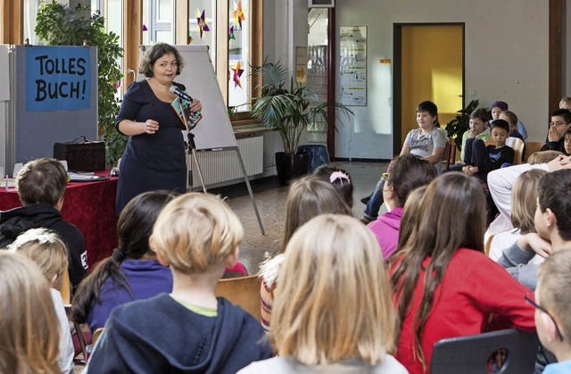 Tina Kemnitz macht den Kindern der dri...lasse Kastelbergschule Lust auf Lesen.  | Foto: Gabriele Zahn