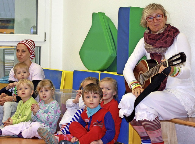 Im Pyjama den Kindergarten besuchen: A... die Kleinen fr die Narren ein Lied.   | Foto: Gerd Leutenecker