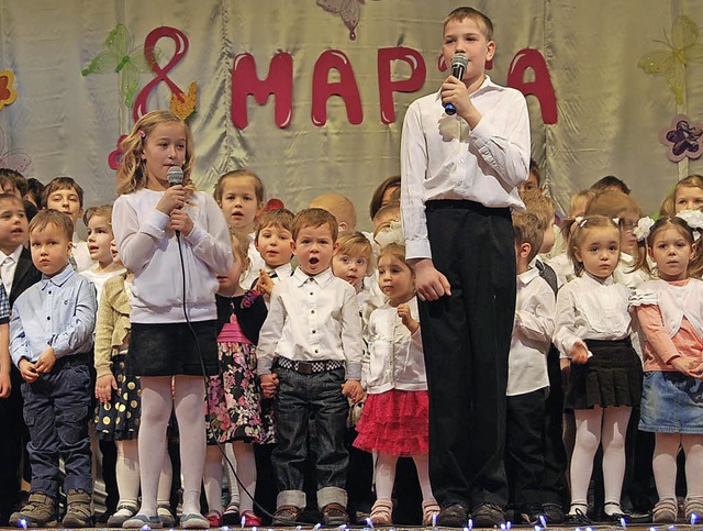 Zum Frauentag sang ein Kinderchor im Verein Rosinka ein Loblied auf die Mtter.  | Foto: Tatjana Schrder