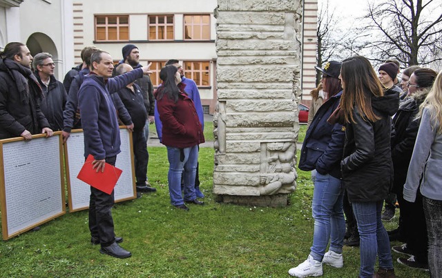 Schler gedenken der Euthanasie-Opfer:...amen der Opfer aus dem St. Josefshaus.  | Foto: St. Josefshaus