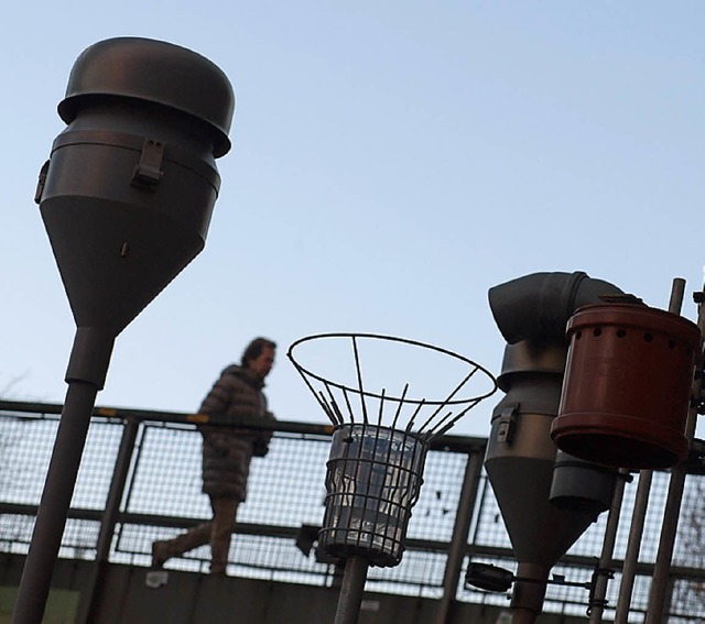 Ein Mann geht  in Stuttgart an  der Feinstaubmessstation am Neckartor vorbei.   | Foto: dpa