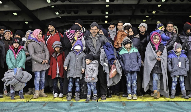 Flchtlinge kommen in Pirus an.   | Foto: DPA