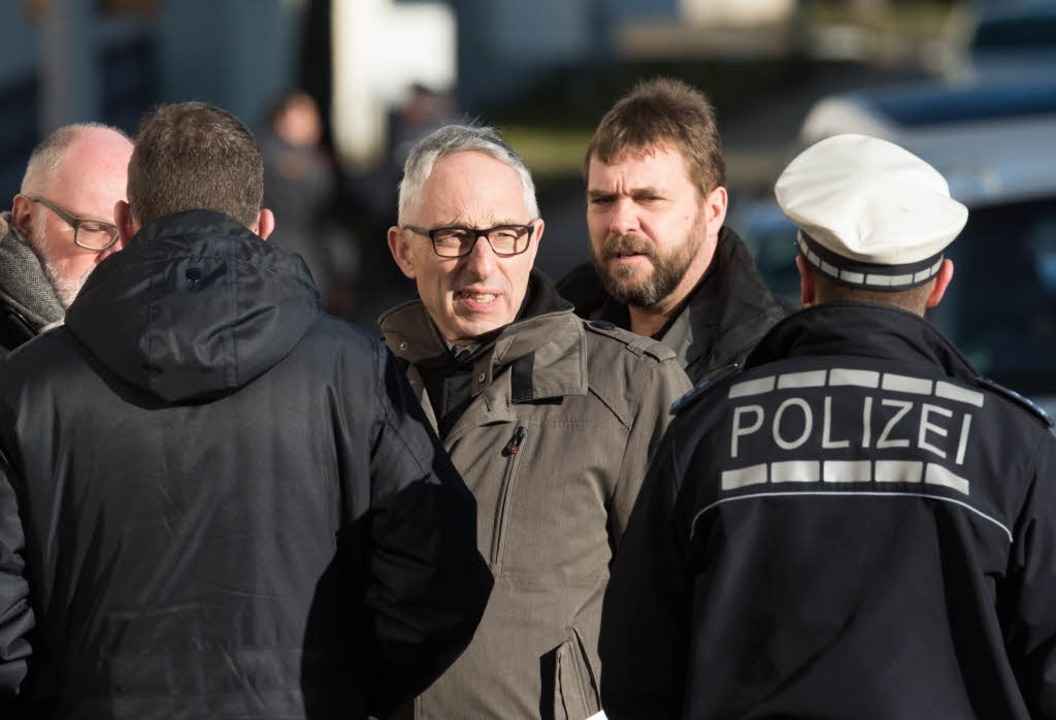 Der Oberb�rgermeister von Villingen-Sc...) informiert sich  bei Polizeibeamten.  | Foto: dpa
